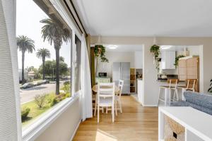 Beautifully Remodeled 2bed1bath Apartment Top Location 15 min to Beach