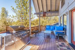 Stimboli Lodge- Sleeps 16 with tons of games and fun