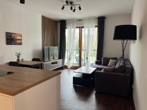 Nowy plażowy apartament z siłownią i halą garażową