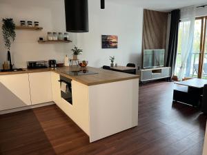 Nowy plażowy apartament z siłownią i halą garażową