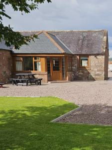 Stanloch Cottage - well equipped with games room & EV