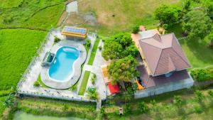 OASIS COUPLES ROOM, AC, pool , Kitchen, Wifi, Netflix, Cottage, karaoke near Naga City