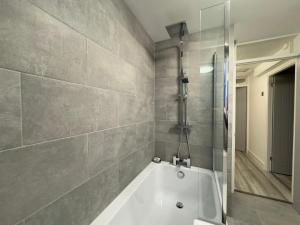 Stylish 2BR, Fast Wifi with balcony