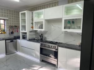 Leafy home in the heart of Linden with Pool