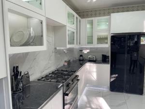 Leafy home in the heart of Linden with Pool