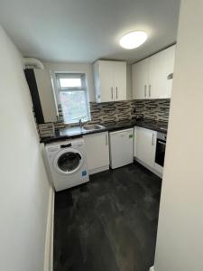 London Holiday Home - 8mins walk from Station Zone 2