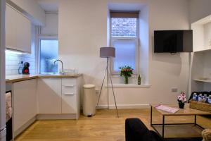 2 bedroom, newly-renovated, comfortable town centre apartment!