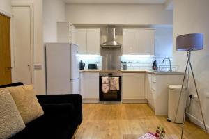 2 bedroom, newly-renovated, comfortable town centre apartment!