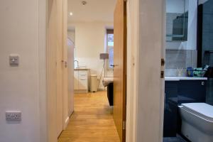 2 bedroom, newly-renovated, comfortable town centre apartment!