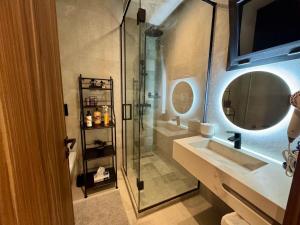 Central Luxurious & Great Location Ultra Fast Wi-Fi In The Heart Of Casablanca Oasis Disrict With A City View