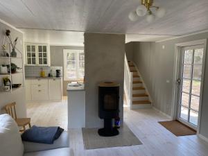 Avskilt nyrenoverat hus på stor naturtomt med närheten till både Visby och havet