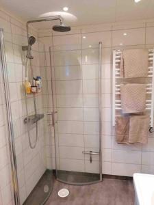 Avskilt nyrenoverat hus på stor naturtomt med närheten till både Visby och havet