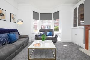 Spacious 6 Bedroom House Airport