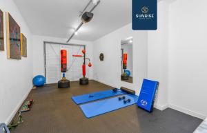 Friary Townhouse - INVOICE and REDUCED PRICE only via SUNRISE SHORT LETS DUNDEE, 5 Double Bedrooms, 4 Bathrooms, GYM, GAMES, GARDEN, Fully Equipped, Free Parking, Central Location, Contractors Favourite and ONLY 10 Mins to STANNERGATE Ports