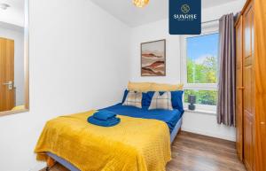 Friary Townhouse - INVOICE and REDUCED PRICE only via SUNRISE SHORT LETS DUNDEE, 5 Double Bedrooms, 4 Bathrooms, GYM, GAMES, GARDEN, Fully Equipped, Free Parking, Central Location, Contractors Favourite and ONLY 10 Mins to STANNERGATE Ports