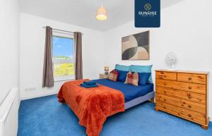 Friary Townhouse - INVOICE and REDUCED PRICE only via SUNRISE SHORT LETS DUNDEE, 5 Double Bedrooms, 4 Bathrooms, GYM, GAMES, GARDEN, Fully Equipped, Free Parking, Central Location, Contractors Favourite and ONLY 10 Mins to STANNERGATE Ports