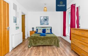 Friary Townhouse - INVOICE and REDUCED PRICE only via SUNRISE SHORT LETS DUNDEE, 5 Double Bedrooms, 4 Bathrooms, GYM, GAMES, GARDEN, Fully Equipped, Free Parking, Central Location, Contractors Favourite and ONLY 10 Mins to STANNERGATE Ports