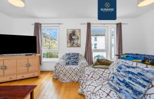 Friary Townhouse - INVOICE and REDUCED PRICE only via SUNRISE SHORT LETS DUNDEE, 5 Double Bedrooms, 4 Bathrooms, GYM, GAMES, GARDEN, Fully Equipped, Free Parking, Central Location, Contractors Favourite and ONLY 10 Mins to STANNERGATE Ports