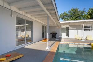 Tropical Retreat on Sheridan l Near Beach and Parks