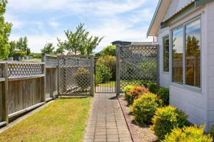 Lakewood Cottage, Cozy Lakeview Stay in Central Taupo
