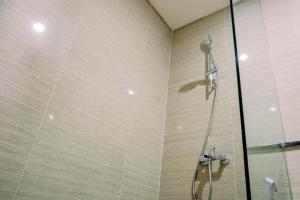 Spacious and Elegant 2BR with Private Lift at Hillcrest House Apartment By Travelio