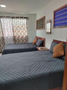 luz serena habitación amplia y confortable