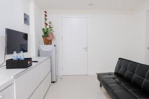 Homey 1BR Apartment with Extra Room at Parahyangan Residence By Travelio