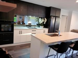 Ōwhata Oasis in Rotorua 5brm with Spa & Pizza Oven - Ubytování bez kategorie ve městě Rotorua