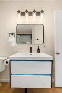 Hollywood Glam Hideaway - Steps to Walk of Fame