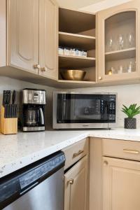 Hollywood Glam Hideaway - Steps to Walk of Fame