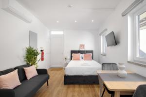 Riverside Studio By Luís Bridge, WOW & Half Rabbit