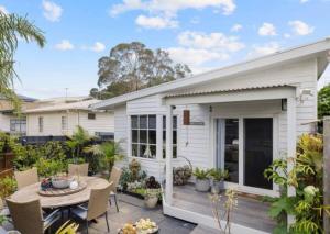 Island Shack 2BR Pet Friendly Coastal Home Near Beach in Cowes