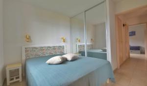 Appartements Charmant T3 avec Vue Panoramique sur la Mer, Terrasse, Piscine et a seulement 300m de la plage de la Roya : photos des chambres