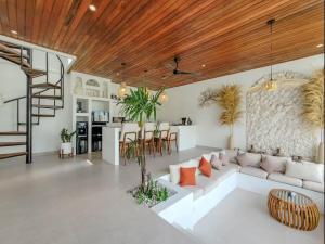 LIVING DOOR BALI - NEW Majestic Villa Canggu 8BR