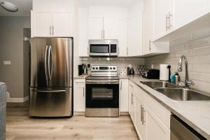 Modern suite near Airport Hospital Henday Town Ctr