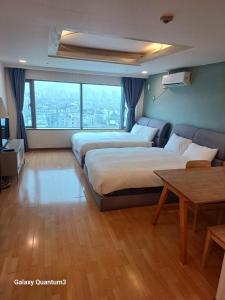Hongdae Guesthouse4 - 1min from Hongik Uni station Exit #1
