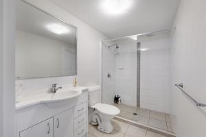 Simple & Sweet Mango Hill Home - Big Patio