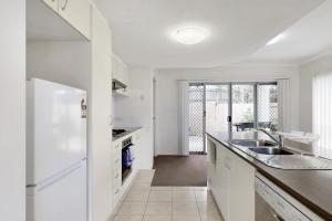 Simple & Sweet Mango Hill Home - Big Patio