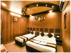 HOTEL PARDESHI PREMIUM NEAR Ganga Temple, Birla Ghat - Maya Devi Temple - Restaurant AND Lift Facilities - Fully Air Conditioning - A Luxuary Best Hotel - Kankhal
