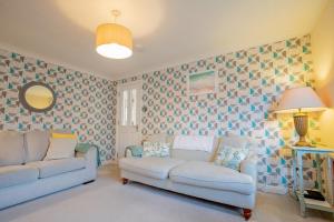 Stylish 3-Bed, Garden & Secure Parking - M5 5 mins
