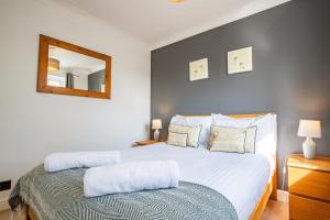Spacious 3 bedroom house with secure parking