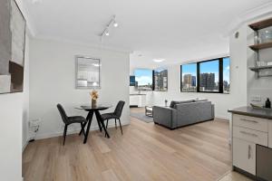 CBD Apt Near Stadium with City & River Views!