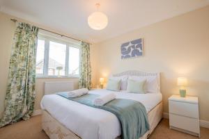 Stylish 3-Bed, Garden & Secure Parking - M5 5 mins