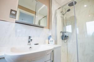 Spacious 3 bedroom house with secure parking