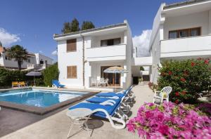 Twin Room with Pool View room in Apartamentos Leo