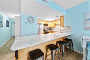 Island Winds West 471