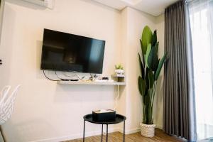 Homey and Cozy Studio Room Daan Mogot City Apartment By Travelio