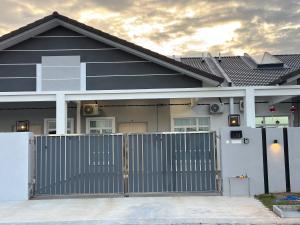 De Home Kluang Homestay - 4hvězdičkové hotely ve městě Keluang