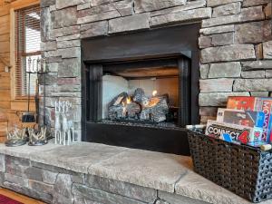 3 Kings 4 bunks-sleeps 10-Smart TV x6-parking out front-Full Kitchen-Hot Tub