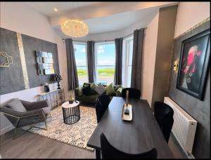 Beachside Luxury Apartment withRooms En-suite -Sea View- Free Parking
